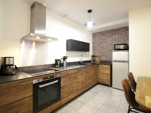 Fridge, microwave, oven, stovetop - Beautiful F3 with parking and pets allowed, near thermal baths (Mont-Dore)