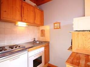 Fridge, microwave, oven, stovetop - Mont-Dore F2 Duplex with Private Garage (Mont-Dore)