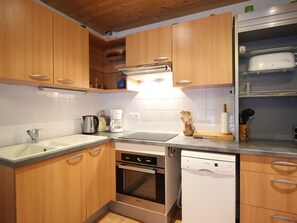 Fridge, microwave, oven, stovetop - Comfortable F3 apartment with terrace and parking in Mont-Dore, up to 5 guests (Mont-Dore)