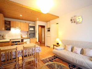 TV - Comfortable F3 apartment with terrace and parking in Mont-Dore, up to 5 guests (Mont-Dore)