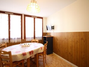 Dining - F2 in Mont-Dore with parking and pets allowed (Mont-Dore)