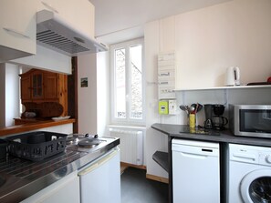 Réfrigérateur, micro-ondes, plaque de cuisson, lave-vaisselle