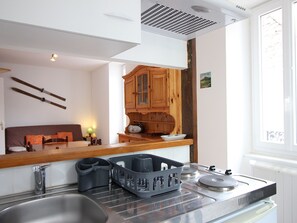 Kühlschrank, Mikrowelle, Herdplatte, Geschirrspüler
