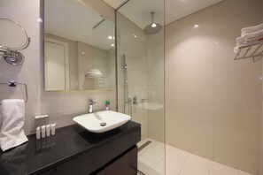 Shower, hair dryer, bidet, towels - Silk Valley - Luxury studio with city and pool views (دبي)