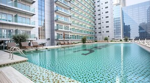 Outdoor pool - Silk Valley - Luxury studio with city and pool views (دبي)