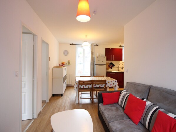 TV - 3-Bedroom Apt on 2nd Floor, Near Center, WIFI, Sleeps 6 (Mont-Dore)