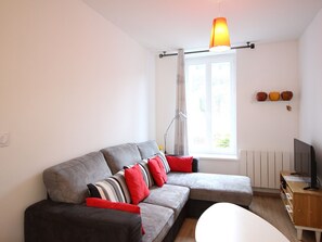 TV - 3-Bedroom Apt on 2nd Floor, Near Center, WIFI, Sleeps 6 (Mont-Dore)