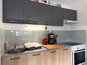 Kühlschrank, Mikrowelle, Ofen, Herdplatte
