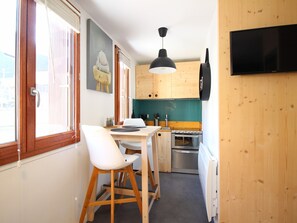 Dining - Studio with private parking and WIFI near center (Mont-Dore)