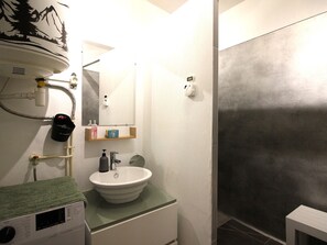Bathroom - Central Studio in La Bourboule with WIFI - Sleeps 3 (La Bourboule)