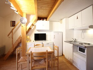 Fridge, microwave, stovetop, dishwasher - F2 Bis Apartment Near Slopes for 5 Guests (Mont-Dore)