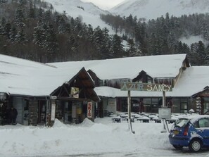 Un bâtiment enneigé sur lequel on peut lire l’inscription « AZUR SANCY ».