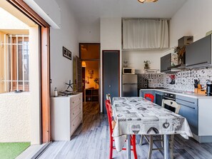 Réfrigérateur, micro-ondes, four, plaque de cuisson