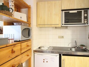Fridge, microwave, oven, stovetop - Central Mont-Dore Apartment, 4 people, elevator (Mont-Dore)