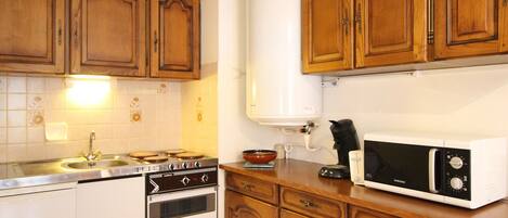 Kylskåp, mikrovågsugn, ugn och spishäll