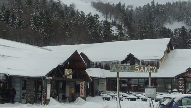 A snow-covered building with a sign reading "AZUR SANCY". - Studio at Mont-Dore slopes, 4 pers. (Mont-Dore)