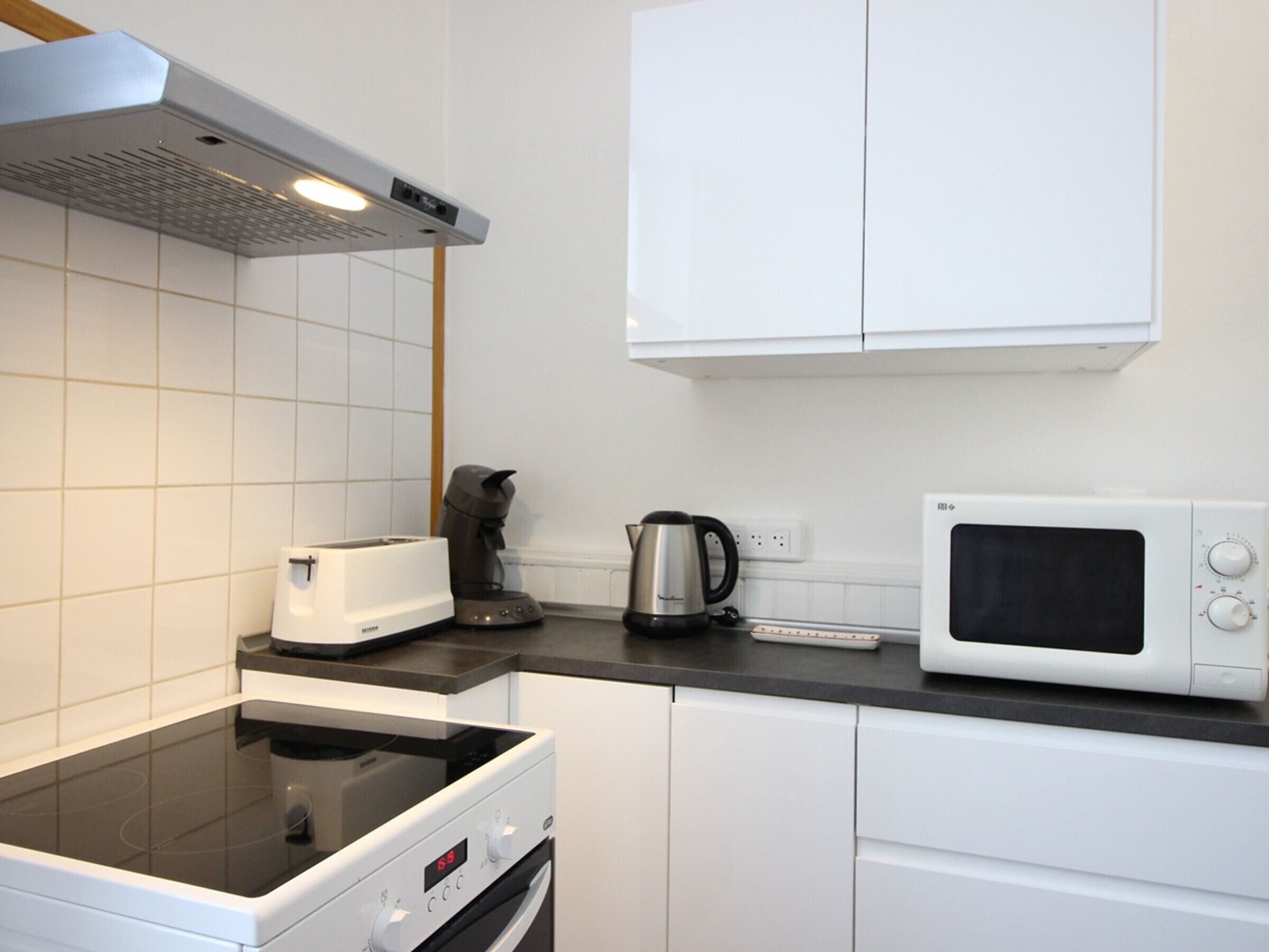 Geladeira, micro-ondas, fogão, cooktop