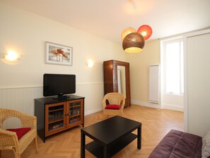 TV - F2 Apartment with terrace and garden, near Mont-Dore center (Mont-Dore)