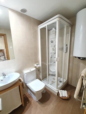 Basic Apartment | Bathroom