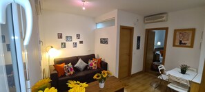 Basic Apartment | Living area