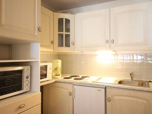 Fridge, microwave, oven, stovetop - F2 Apartment at the slopes, 6 sleeps, Mont-Dore (Mont-Dore)