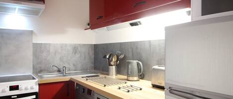 ثلاجة، ميكروويف، فرن، موقد طهي مسطح