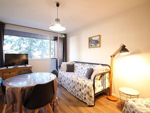 TV - F2 apartment with parking, close to amenities and spa (Mont-Dore)