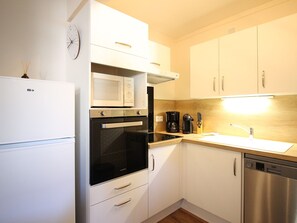 Fridge, microwave, oven, stovetop - F2 apartment with parking, close to amenities and spa (Mont-Dore)