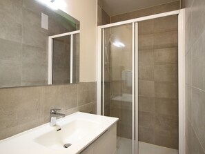 Bathroom - F2 apartment with parking, close to amenities and spa (Mont-Dore)