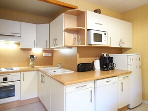 Fridge, microwave, oven, stovetop - Beautiful 90m² apartment with WIFI and parking, near the center (Mont-Dore)