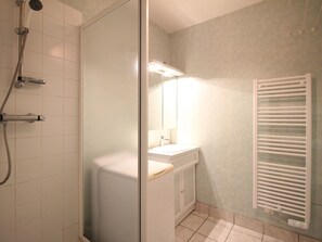 Bathroom - 50m² Apartment, central, 4 pers., pets allowed, WiFi (Mont-Dore)