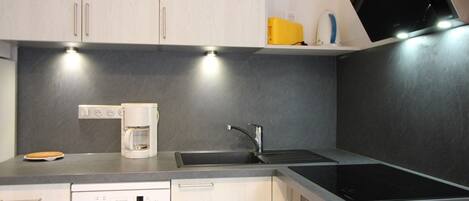 冷蔵庫、電子レンジ、オーブン、コンロ