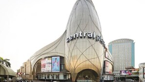 Un edificio moderno con el letrero “central plaza” bien visible.