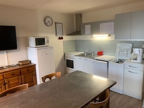 Wasserkocher mit Kaffee-/Teezubehör, Kühlschrank, Mikrowelle, Ofen