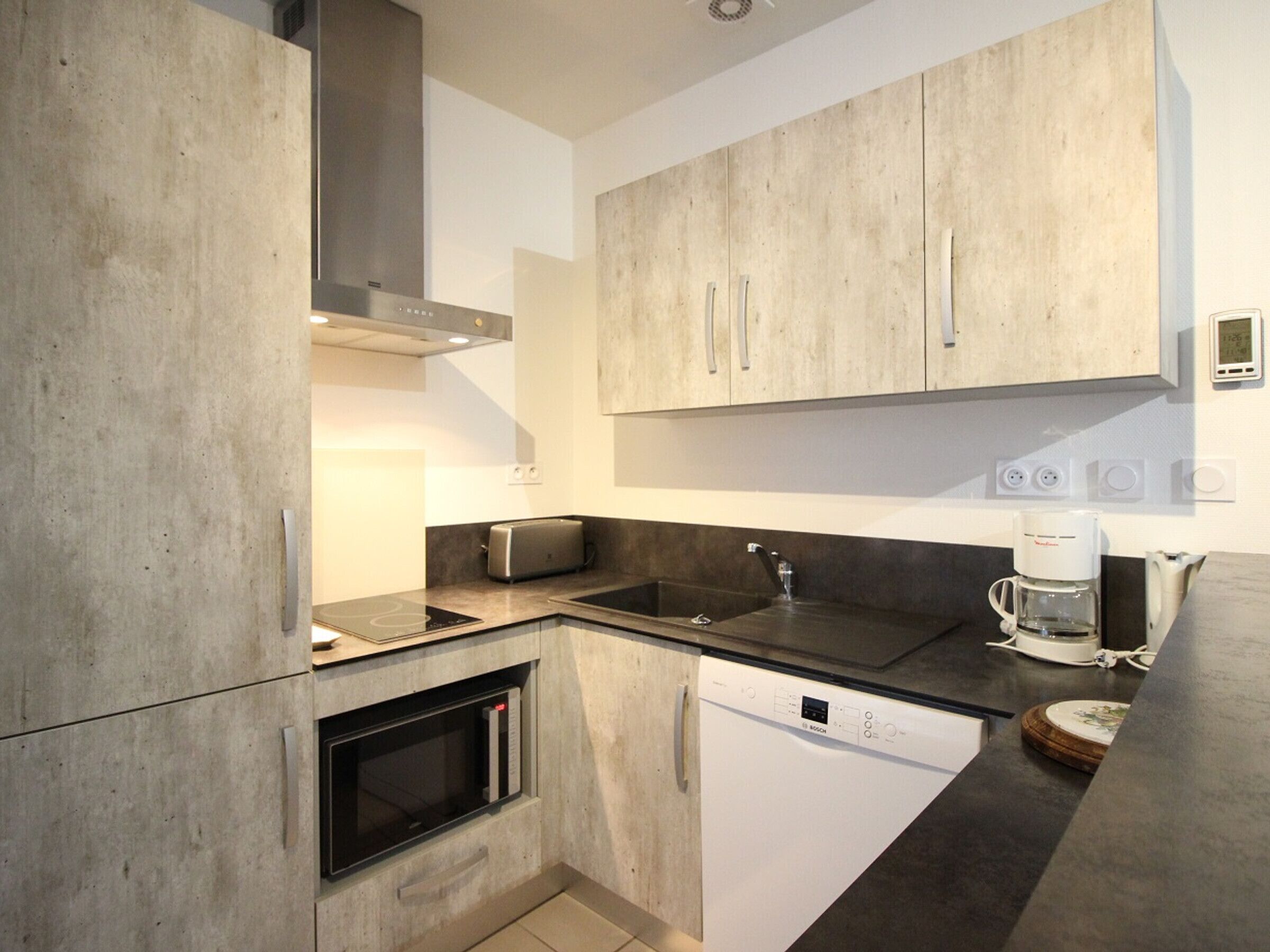 Kjøleskap, mikrobølgeovn, kokeplater og oppvaskmaskin