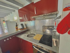 Fridge, microwave, oven, stovetop - 2-room flat with garden, Argelès-sur-Mer, 300m from beach (Argelès-sur-Mer)