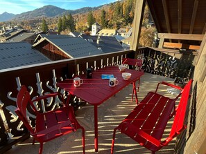 Outdoor dining - Comfortable 2BR in Samoëns center with WIFI and parking (Samoëns)