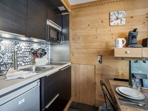 Coffee/tea maker, fridge, microwave, oven - Ski-in/Ski-out Apartment in Val Thorens with WIFI (Val Thorens)