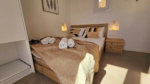 Tabla de planchar con plancha, wifi, ropa de cama