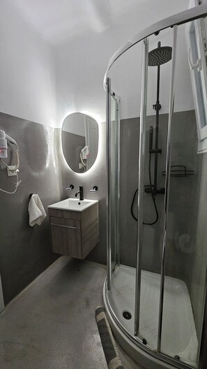Ducha, secador de pelo, toallas y jabón