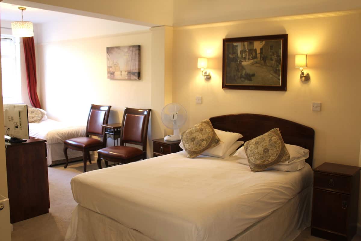 Iron/ironing board, free WiFi, bed sheets