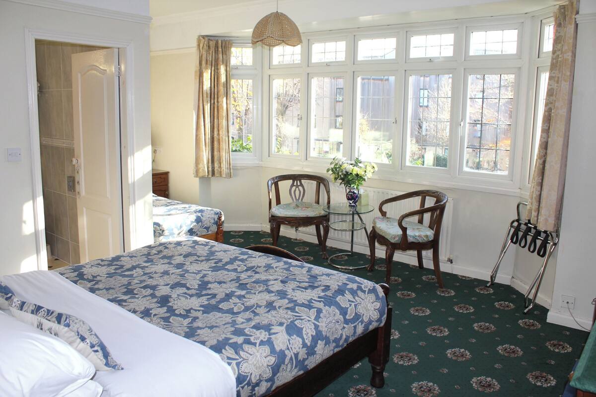 Family Triple Room | Seterika/papan seterika, Wi-fi percuma, cadar katil 