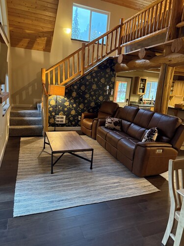 Secluded 3 bed house in Kila with flowing creek, hot tub, with plenty of parking