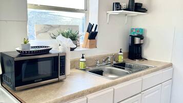 Kühlschrank, Mikrowelle, Ofen, Herdplatte