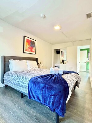 1 bedroom, travel cot, WiFi, bed sheets - Urban Studio w/ Free Parking & Walkable Location (St. Petersburg)