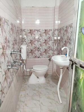 Standard-huone | Kylpyhuone | Suihku, pyyhkeet, saippua, sampoo