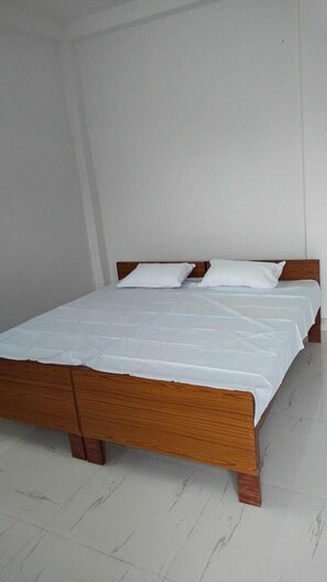 Standard Room | Rollaway beds, free WiFi, bed sheets - Athithi Homestay (Jaunpur)