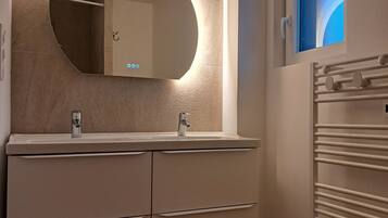 Dusche, Haartrockner, Handtücher, Seife