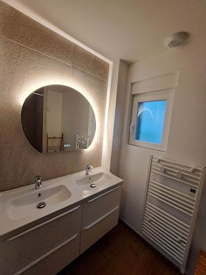 A bathroom with a double sink, a large mirror, and a window. - Chez Fernand - New home in Colmar with parking and a garden (Colmar)