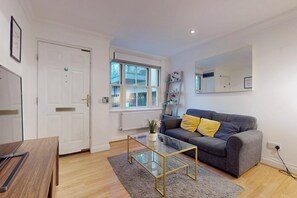 Smart TV - Stunning Central London 4-Bed Home Steps from Gym, Iconic Pool and Spa (London)